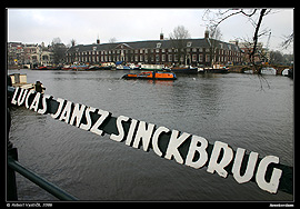 Amsterdam, pohled na Amstelhof p�es �eku Amstel.