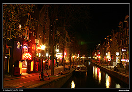 Amsterdam, �tvr� �erven�ch luceren (Red Light District), zn�m� uli�ka l�sky.