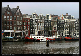 Amsterdam, domy u �eky Amstel.