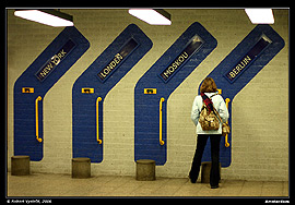 Amsterdam, zast�vka metra Centraal Station. M��ete zde nakouknout, jak vypadaj� metra v dal��ch evropsk�ch metropol�ch.