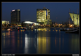 Amsterdam, no�n� pohled na p��stav.